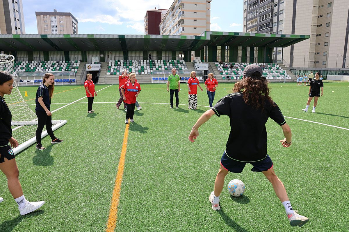 Rondo con el equipo sénior actual del Balaídos