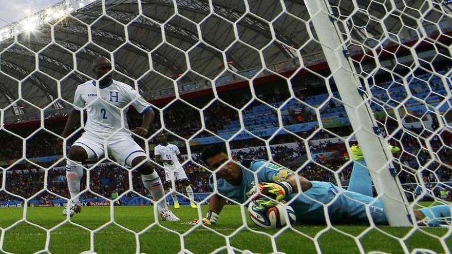 El portero hondureño trata de sacar el balón en el segundo gol francés.