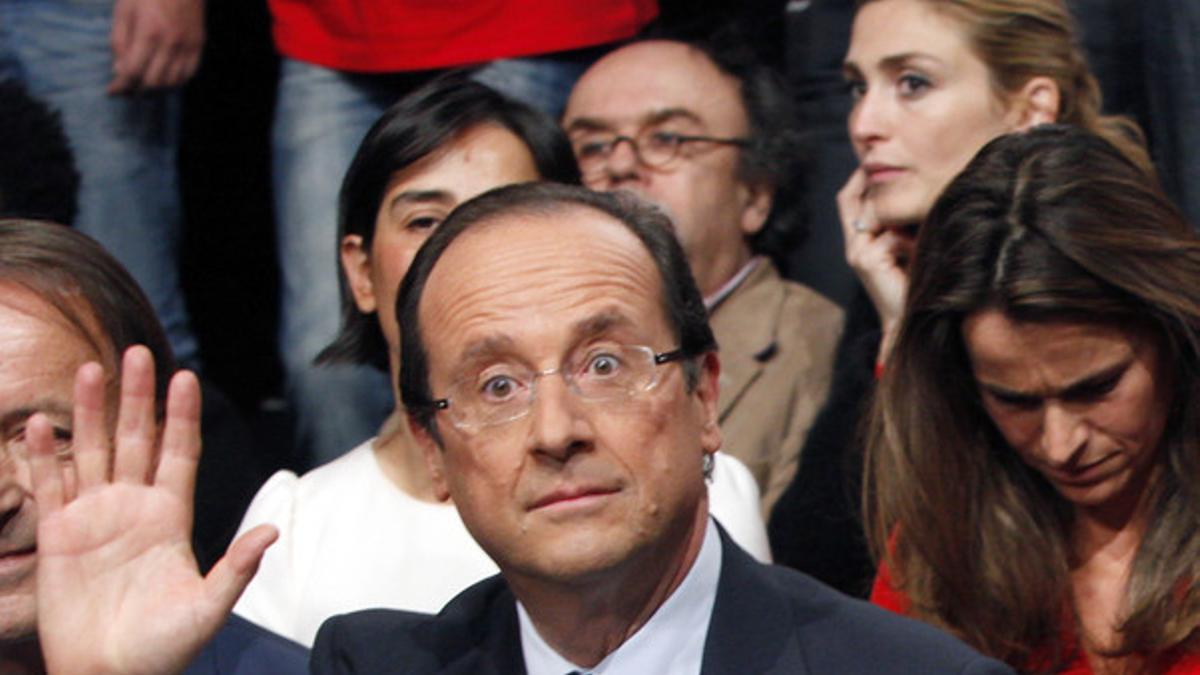 François Hollande saluda en un acto del partido socialista con Julie Gayet al fondo, el 22 de octubre del 2011.