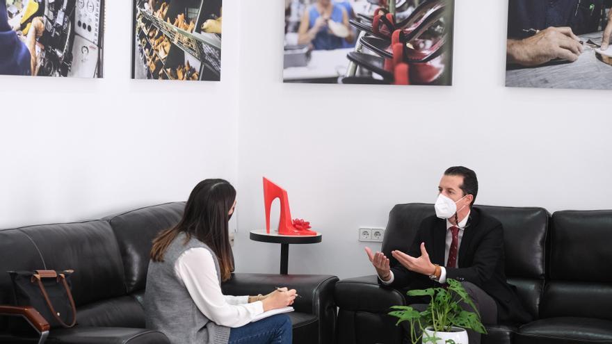 Rubén Alfaro en un momento de la entrevista en su despacho del Ayuntamiento de Elda.