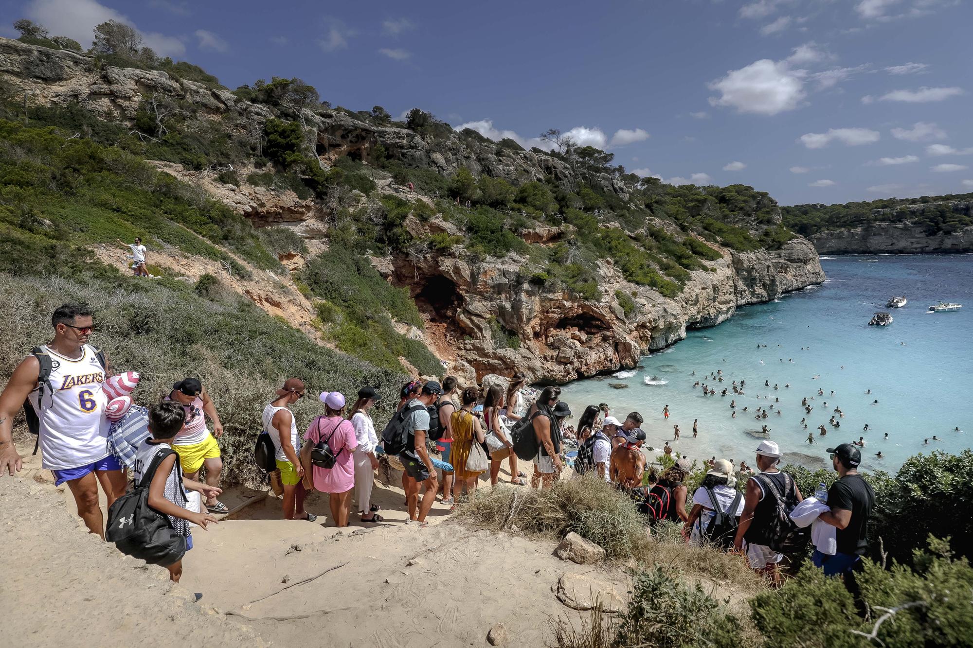 Fotos | El Caló des Moro, saturado de turistas