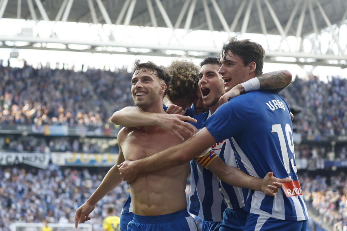 BARCELONA, 24/05/2025.- El delantero del Espanyol Javi Puado (i) celebra tras marcar ante Las Palmas, durante el partido de LaLiga de fútbol que RCD Espanyol y UD Las Palmas disputan este sábado en el RCDE Stadium, en Barcelona. EFE/Andreu Dalmau