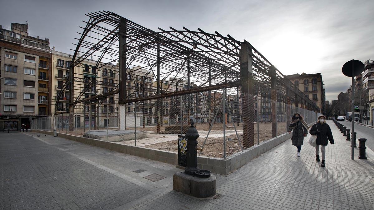 El solar donde estaba el mercado de la Abaceria y donde está previsto el nuevo, con su armazón metálico.