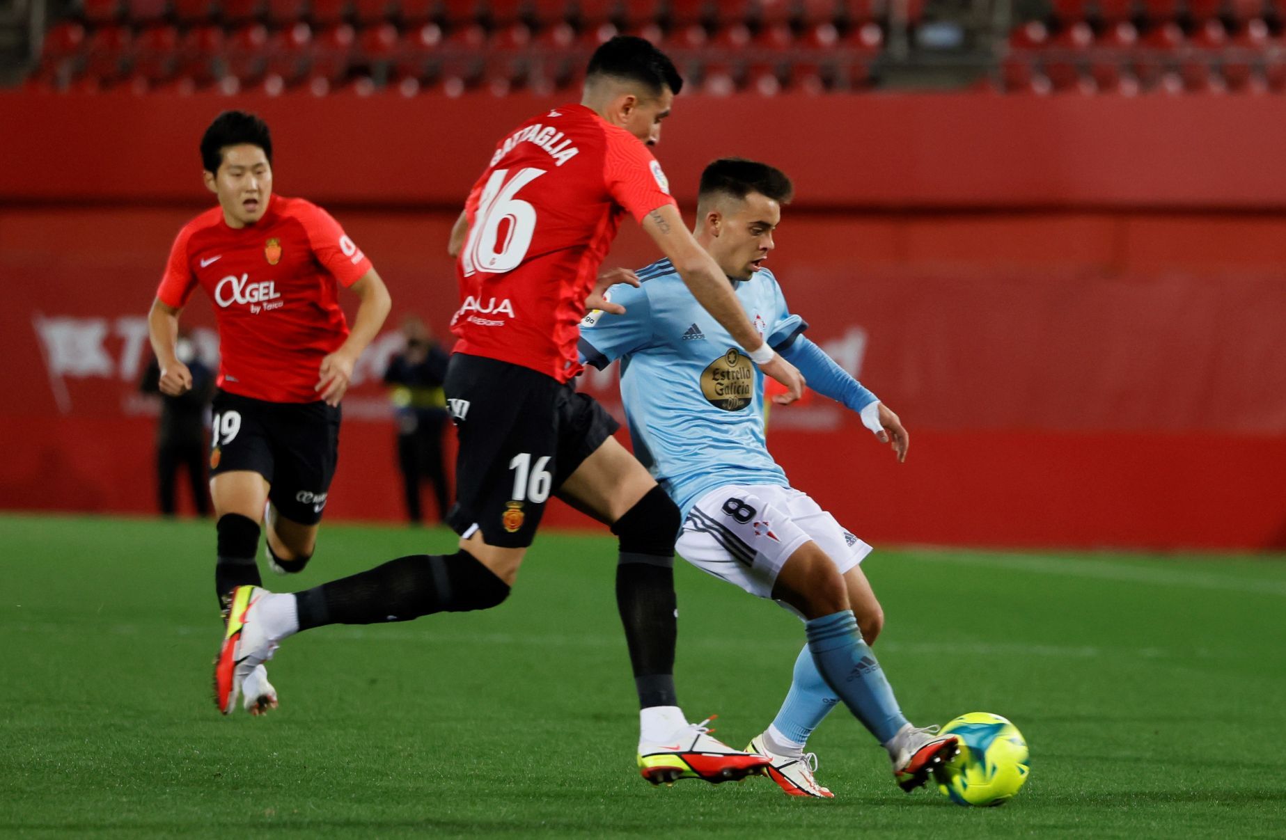 Las mejores imágenes del partido (y del viento) entre el Mallorca y el Celta