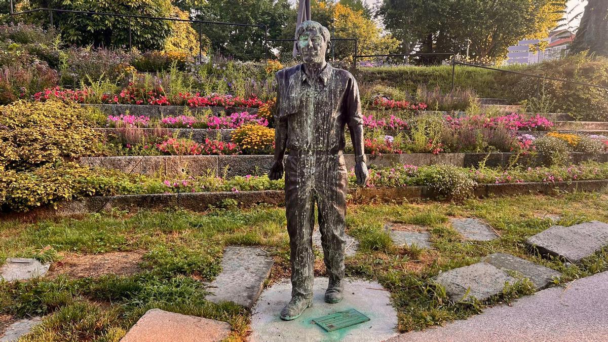 Vuelven a vandalizar la estatua de Moncho Reboiras en Santiago