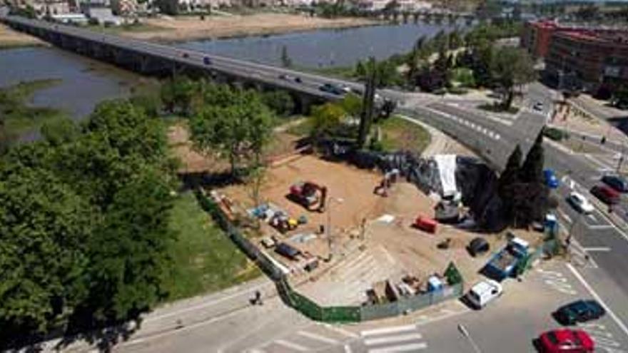 La obra del gran socavón junto al puente Nuevo de Badajoz concluirá antes de final de mes