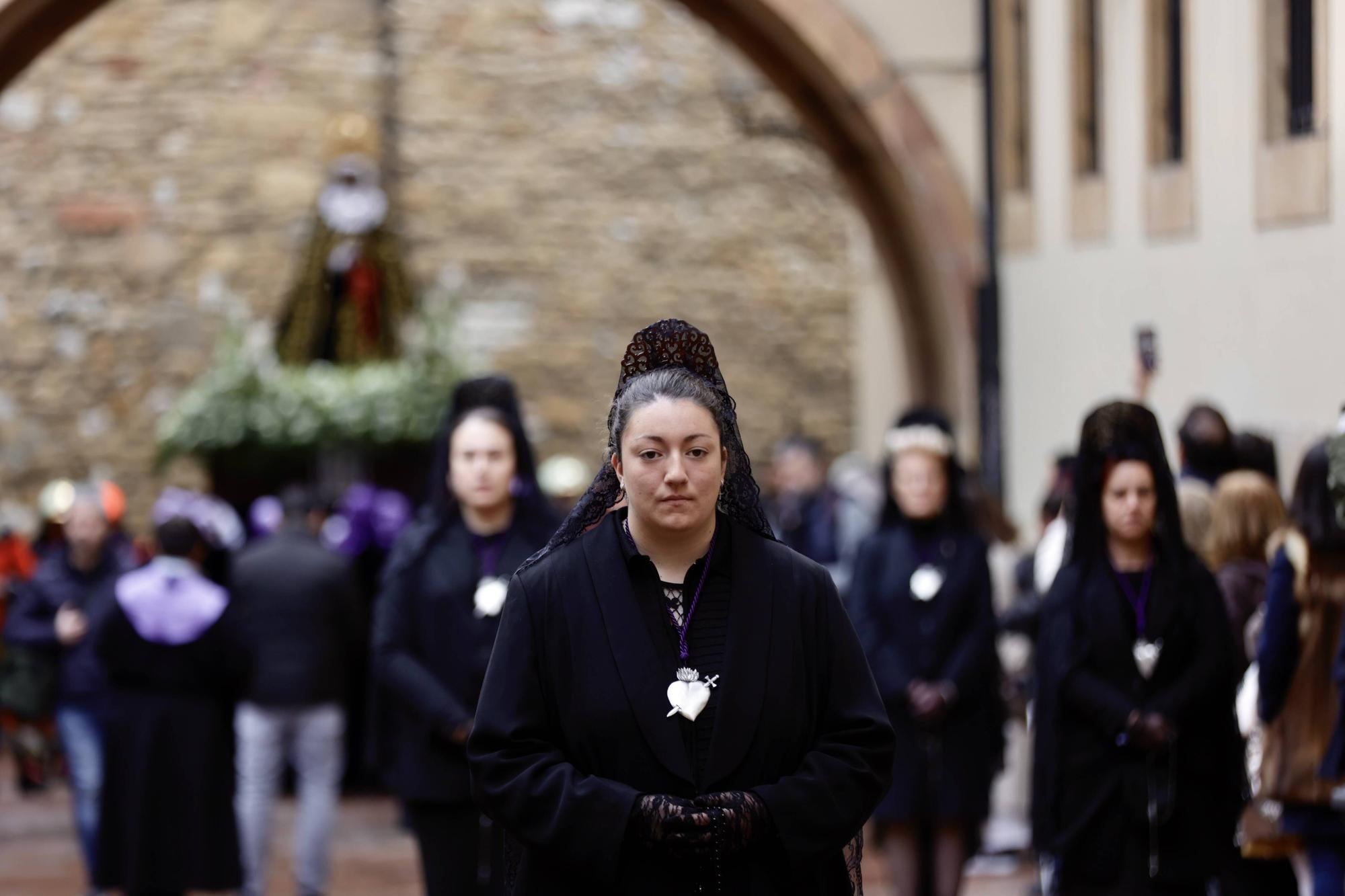 Procesión de la Dolorosa, el Sábado Santo, en el casco antiguo de Oviedo.