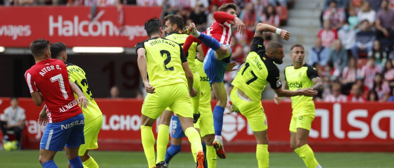 Gragera va fer el primer gol
del partit amb aquest cop 
de cap.  marcos león/la nueva españa | MARCOS LEÓN/LA NUEVA ESPAÑA