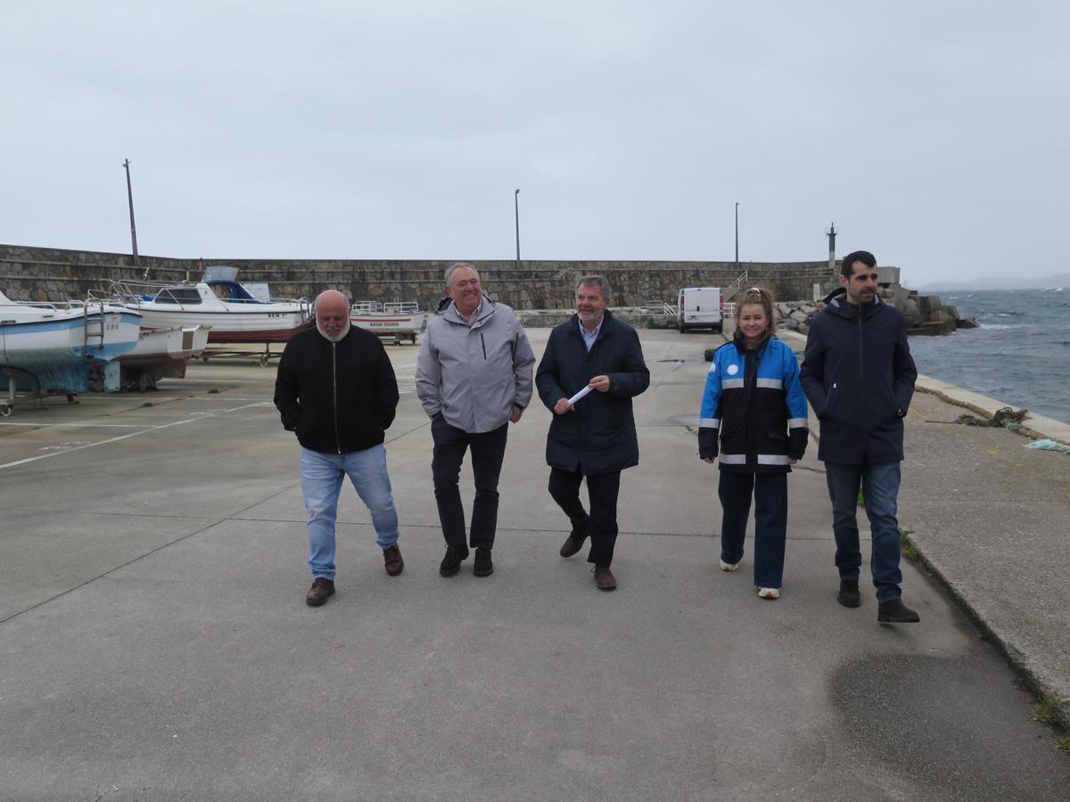 Pola esquerda, José Ramón Martínez Barbeito, José Manuel López Varela, José Antonio Álvarez, Lorena Solana e Pablo Cambón, no porto de Caión.
