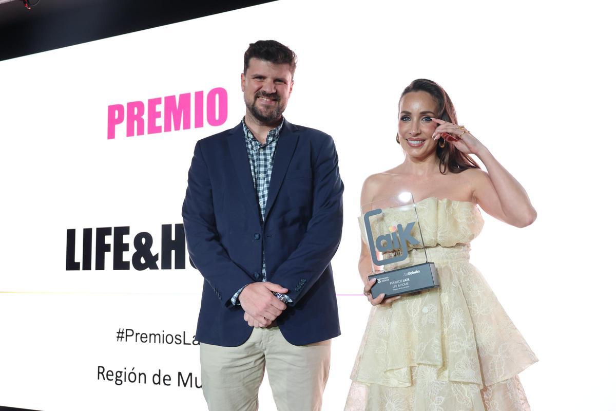 El jefe de ventas de Lynk &amp; Co, Adrián Verdú, entrega el premio a Fátima Cantó.