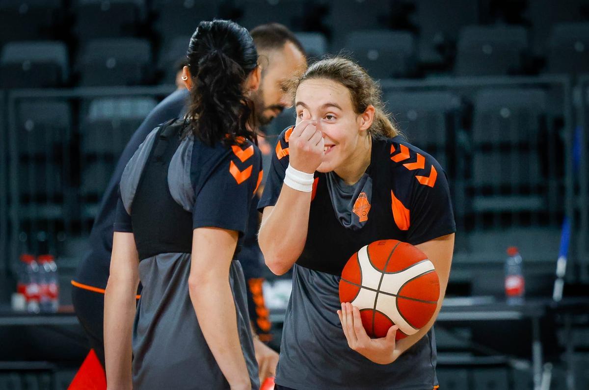 Alicia Flórez, bromeando con Leticia Romero en el entrenamiento de este martes en el Roig Arena.
