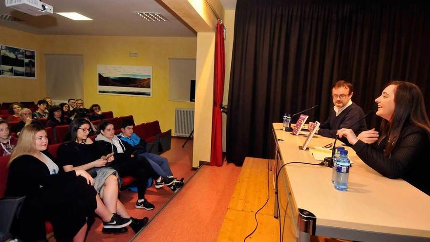 Nuria Varela y Ricardo V. Montoto, en la mesa, durante la presentación del libro en Turón.