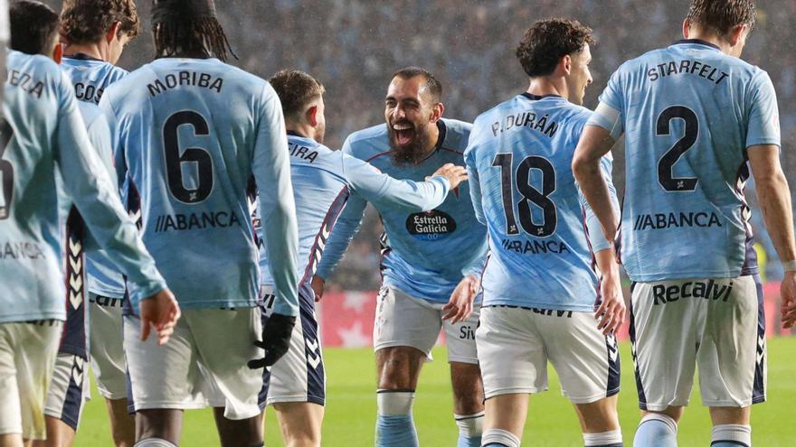 Borja Iglesias celebra con sus compañeros el segundo gol del Celta. |  José Lores