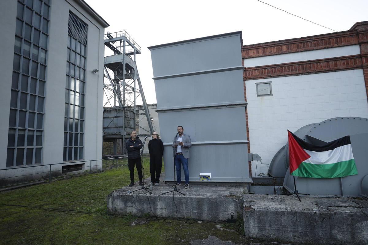 Por la izquierda, Nacho de la Vega, Cristina de Silva y Manuel Ángel Álvarez, durante la inauguración de la instalación "Pulse of the Earth" en el Pozu Santa Bárbara