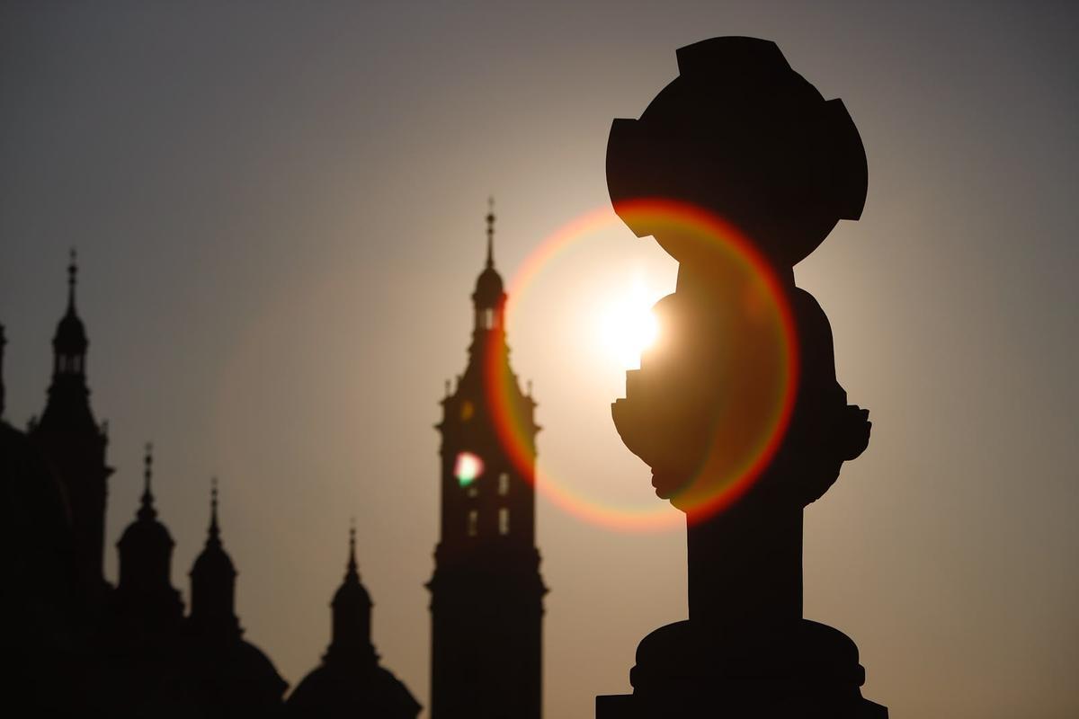En imágenes | El Puente de Piedra se convierte en el principal mirador del eclipse de Zaragoza