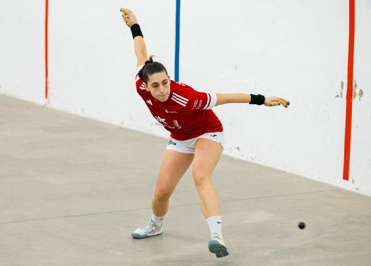 Anabel se disposa a colpejar la pilota durant la Lliga Caixabank