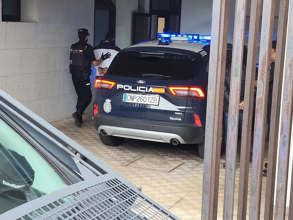 El líder de Os Fanchos y otro vecino de A Pobra, a su llegada a los juzgados de Ribeira.