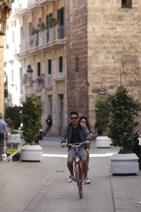 Bicis y peatones toman la calle Serranos.