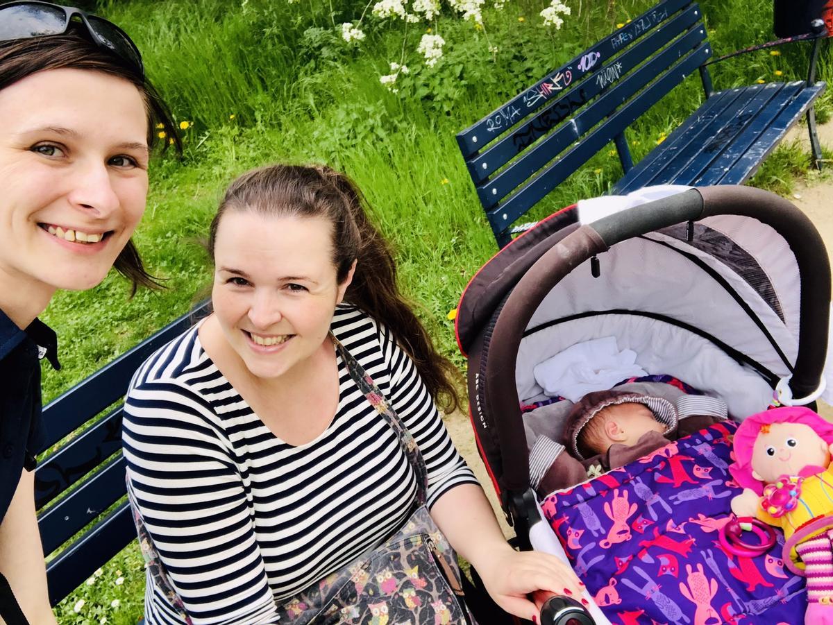 Michaela y Denisa Kuttler, con su hija, Elizabeth, en la República Checa, donde Denisa aún no es reconocida legalmente como madre.