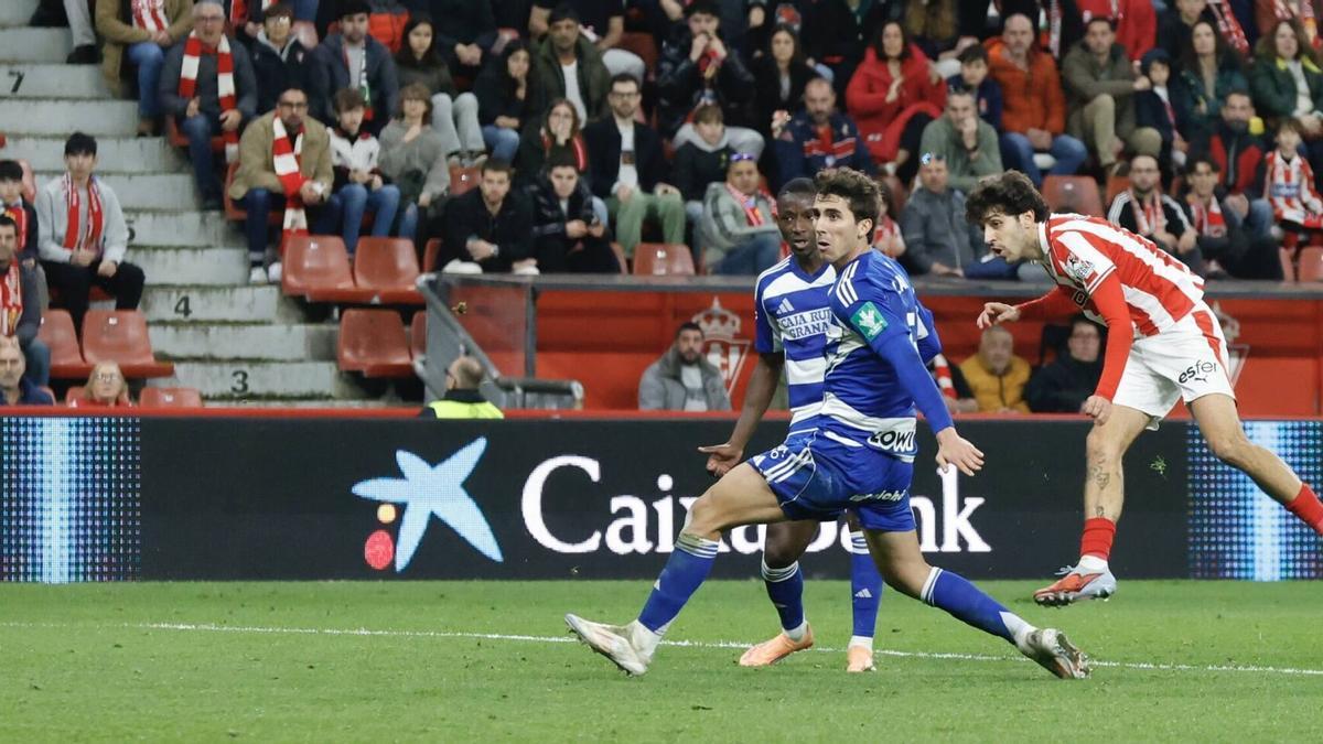 Gelabert dispara en la acción del gol.