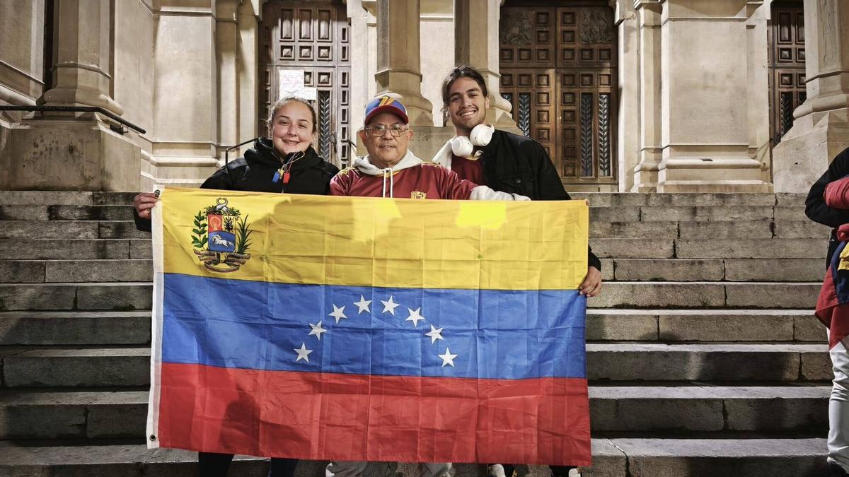 Pérez, Castillo i Arismendi amb la bandera del seu país