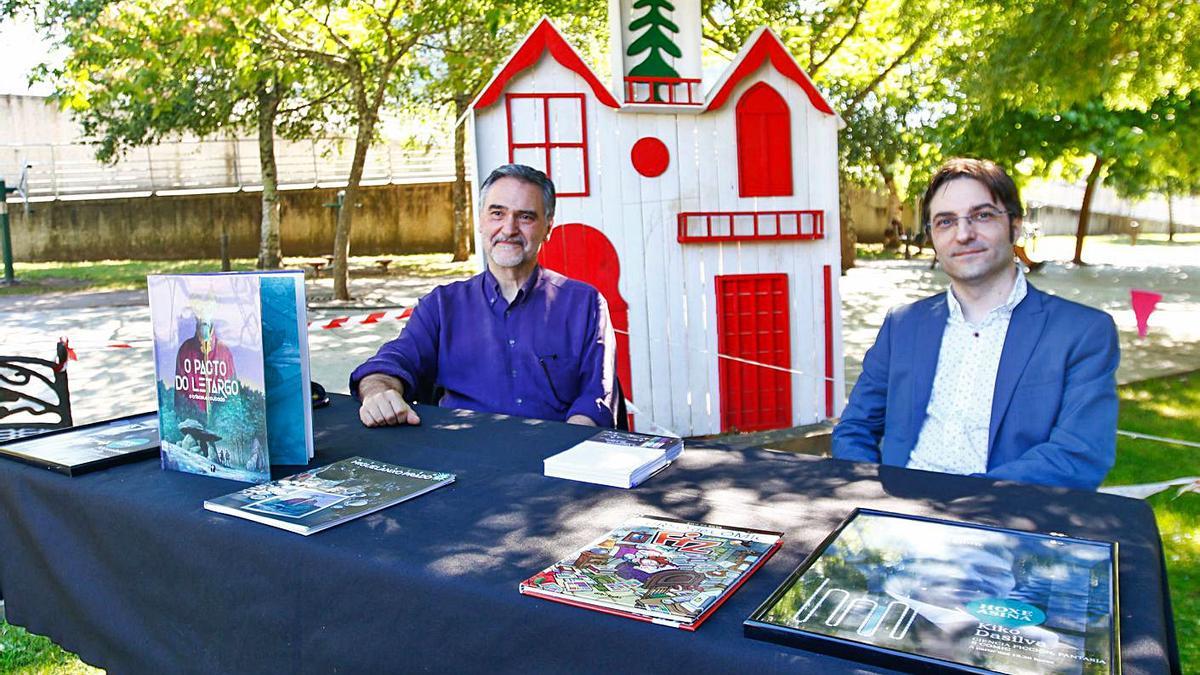 Kiko Dasilva y Miguelanxo Prado, ayer en el parque Miguel Hernández.  | // I. ABELLA 