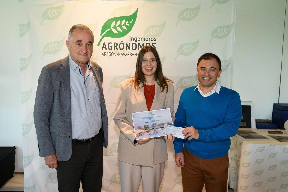 Nerea Montalbán Saiz ha sido la garladonada con el Premio Francisco de los Ríos al Mejor Trabajo Fin de Máster categoría Resto de proyectos que ha recibido de manos de Ramón Iglesias, miembro de la junta de gobierno.