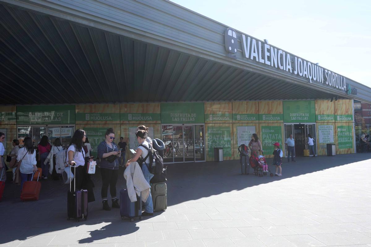 Visitantes el fin de semana, ante la estación Joaquín Sorolla de València.