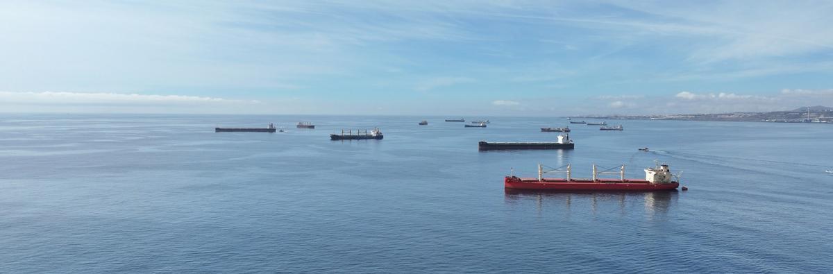 Barcos fondeados para el avituallamiento en la Rada Sur del Puerto de Las Palmas