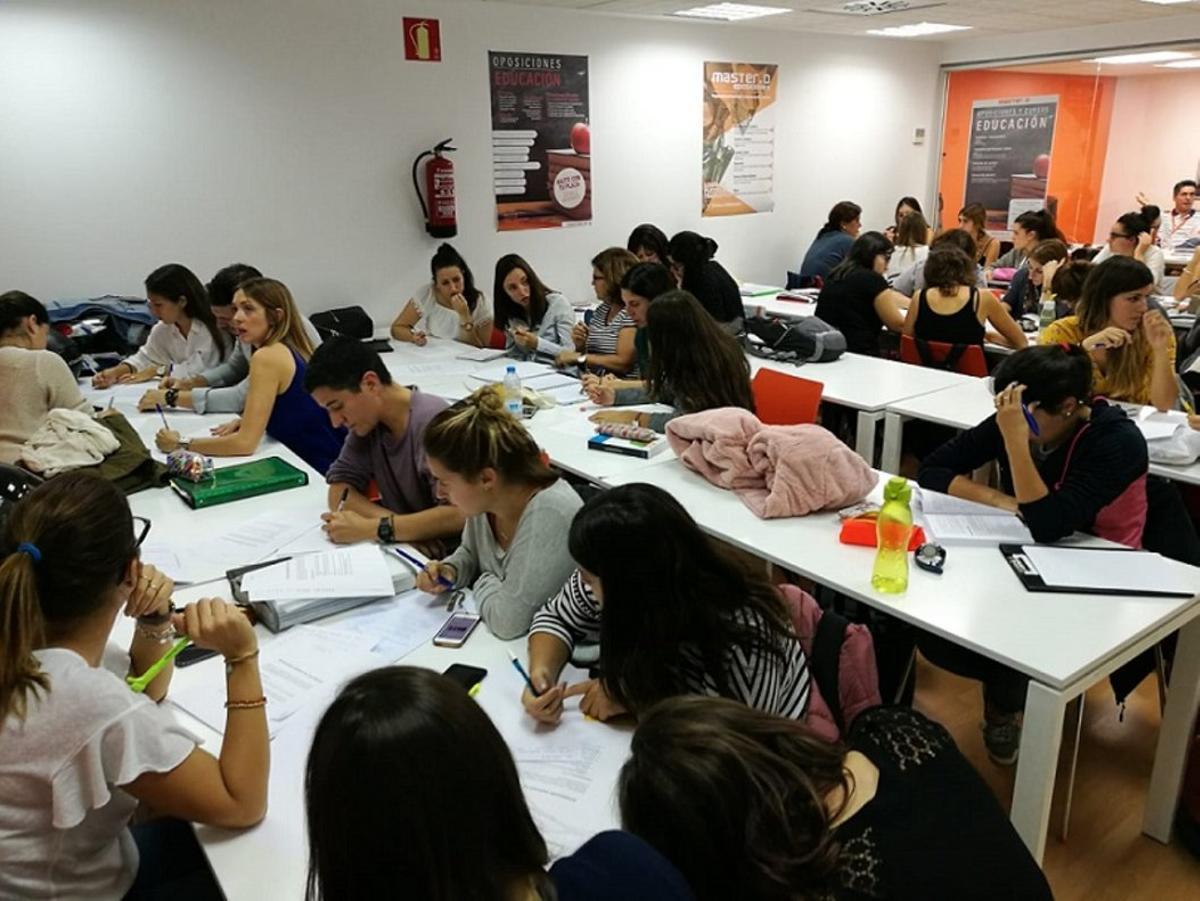 Opositores en un examen para conseguir un empleo público en BCN. 