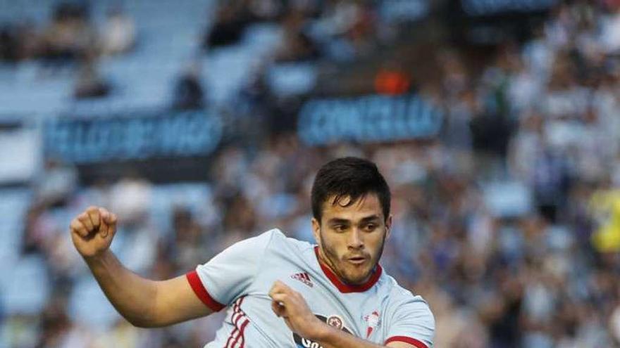 Maxi Gómez remata en el partido ante el Alavés. // Ricardo Grobas