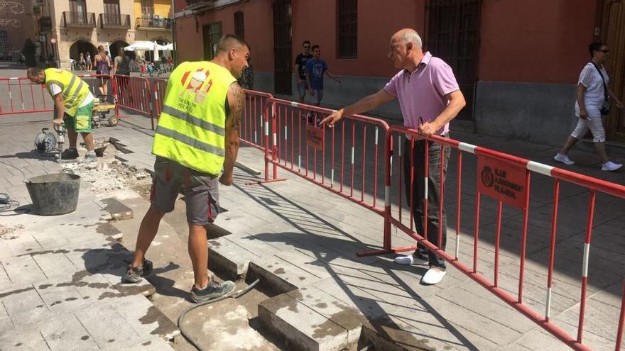 Arranca el plan integral en la plaza Major con un cambio de pavimento