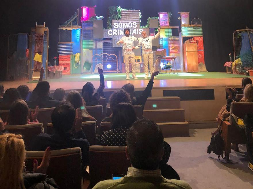 Xosé Antonio Touriñán y Carlos Blanco saludan al público del Auditorio con las camisetas del Balonmán Cangas-Frigoríficos del Morrazo