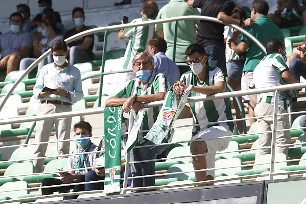 Aficionados asistentes al Córdoba CF-UD San Fernando