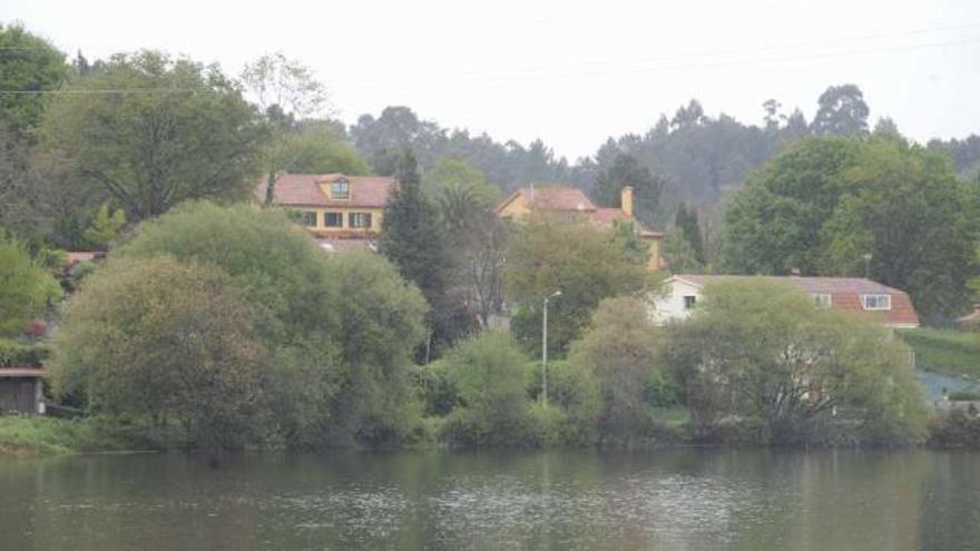 Viviendas situadas al borde del embalse de Cecebre en la zona de San Román. / víctor echave