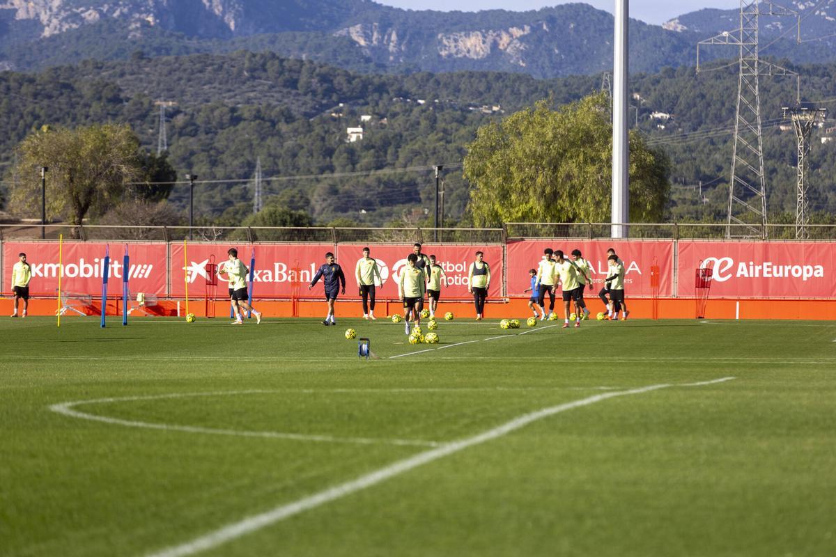 El Mallorca ha regresado este lunes a los entrenamientos tras las vacaciones de Navidad, sesión que se ha realizado en Son Bibiloni