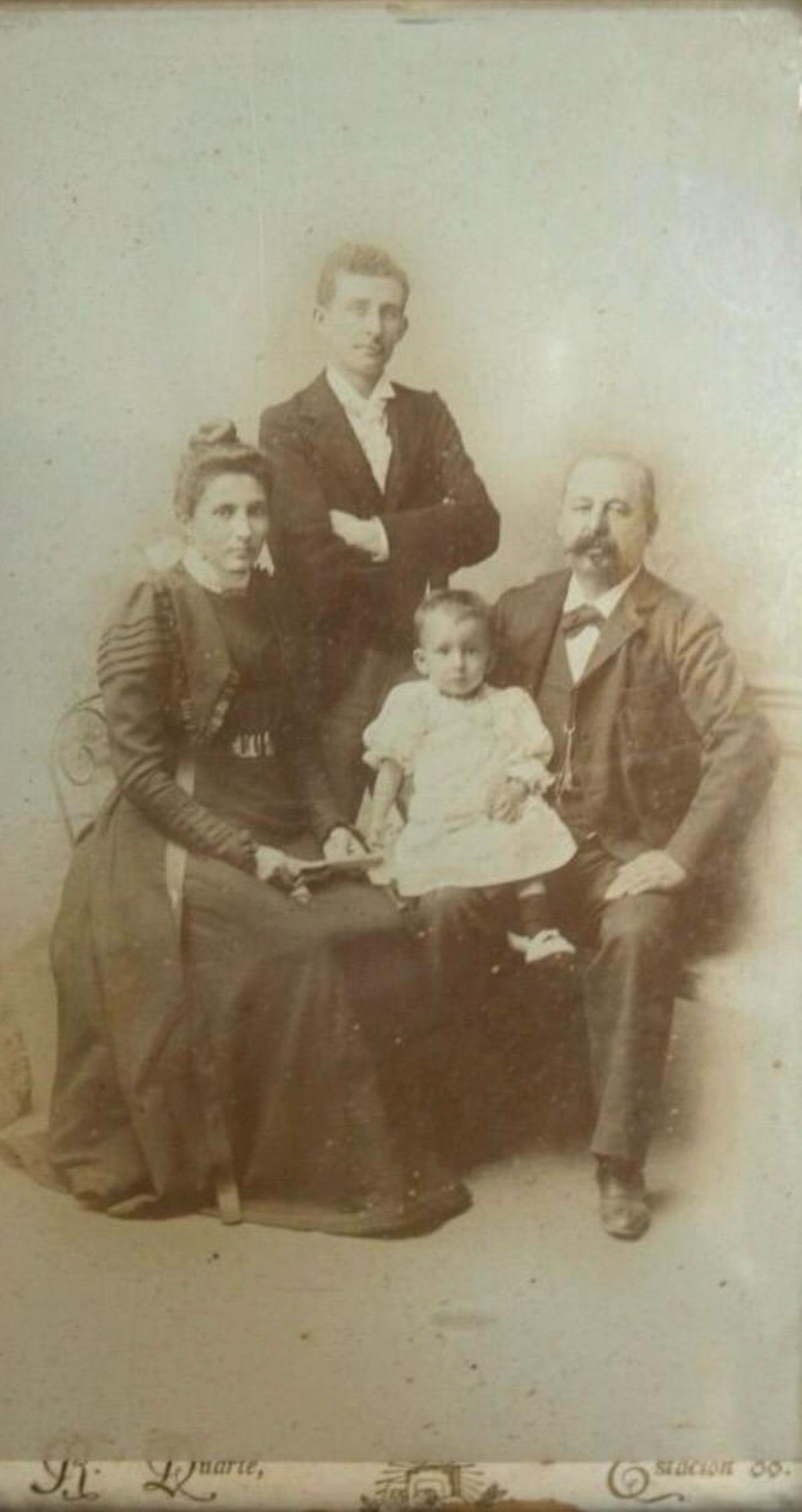 Gabino padre y Encarnación Valdés junto a Gabino hijo y su hermano Alfonso.