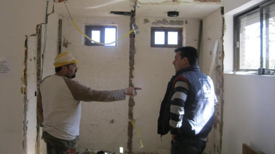 El alcalde de Villaferrueña, Gregorio Martínez, supervisa, ayer, las obras del consultorio médico.