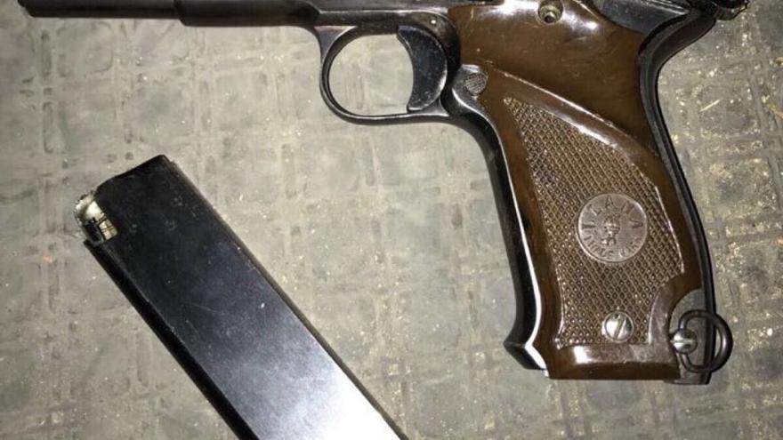 Un empleado de Emaya encuentra una pistola junto a un contenedor de Palma