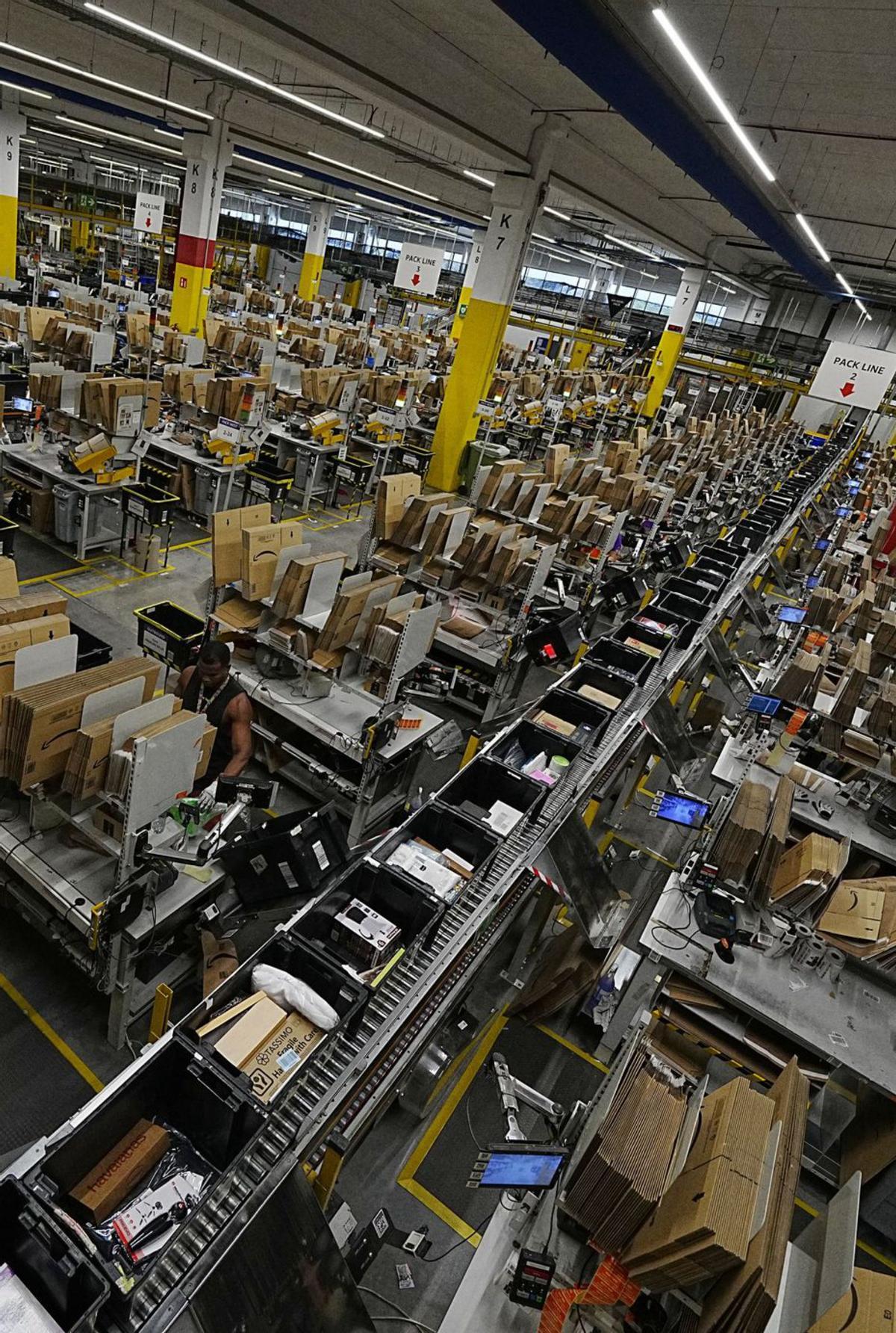 Amazon i els sindicats acorden reduir els acomiadaments a BCN de 978 a 791