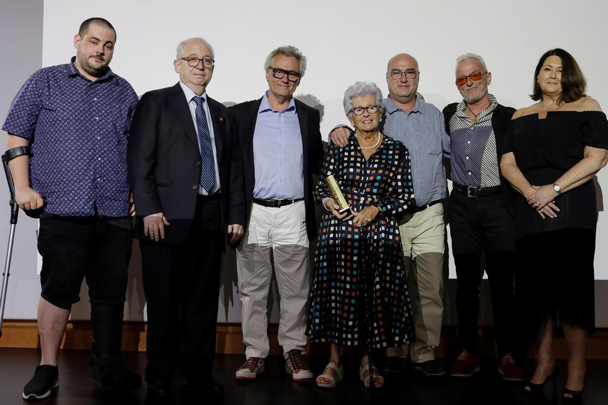La familia Escribà, con el presidente del Gremi de Pastisseria de Barcelona, Antoni Bellart (con corbata), tras recibir un premio por su trayectoria profesional.