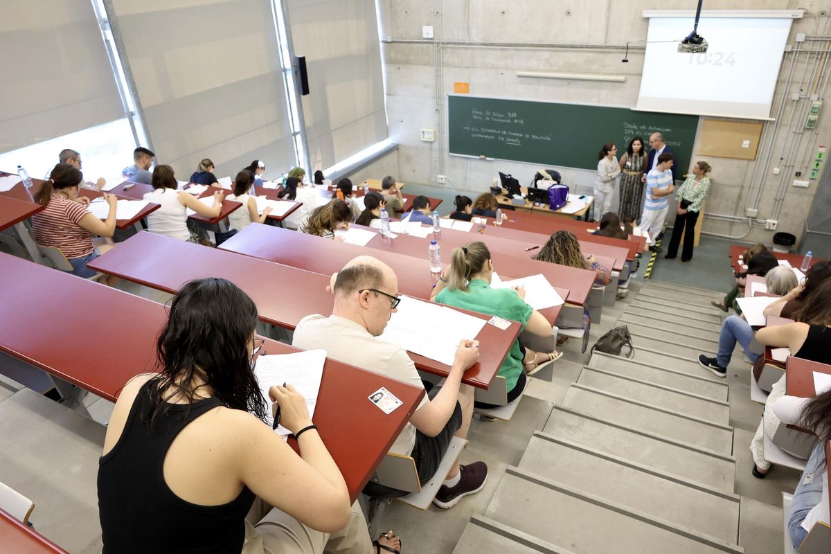 Los opositores realizan el examen en una de las aulas de la Facultad de Economía de la Universidad de Murcia.