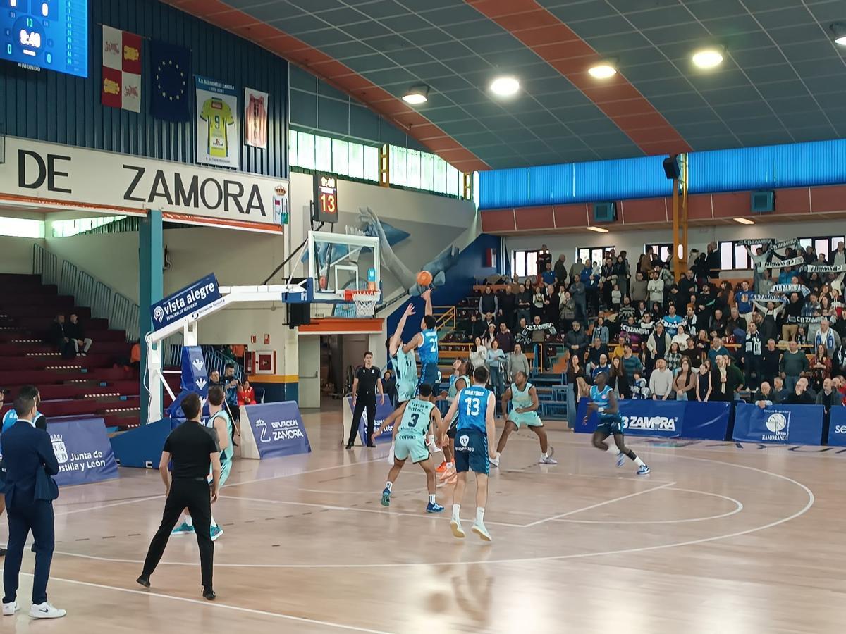 Una imagen del envite entre Caja Rural CB Zamora y Alimerka Oviedo.