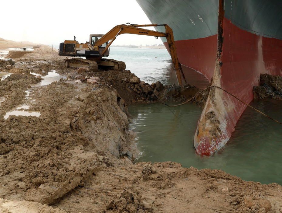 Un vaixell provoca un embús marítim al Canal de Suez