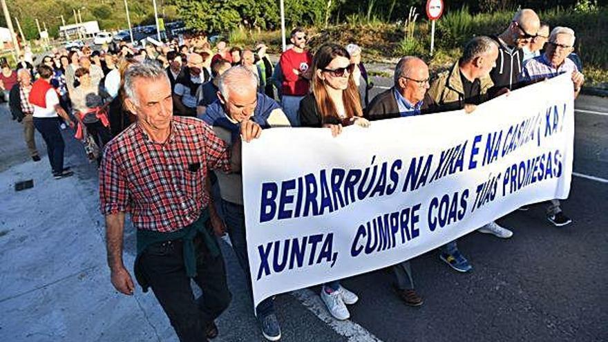 Vecinos se manifiestan, ayer, para que la Xunta inicie las obras de las aceras de A Xira y A Casilla.