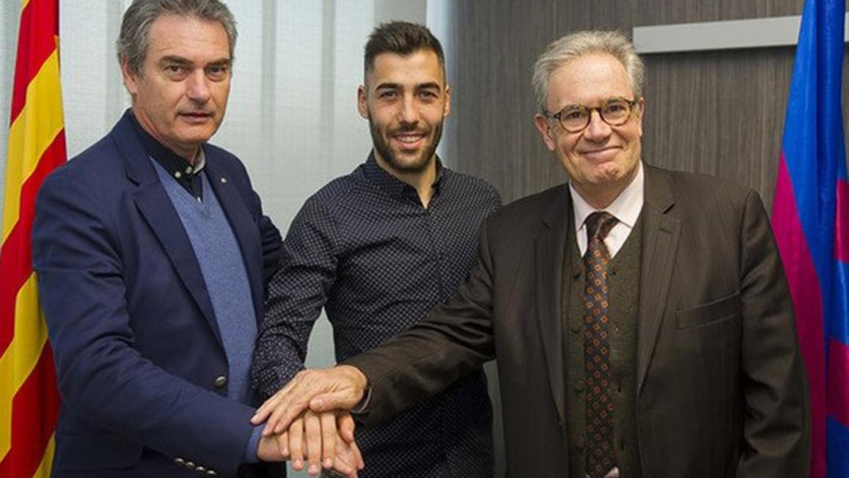 Alberto Perea (centro), con Pep Segura (primero por la izquierda) tras la firma de su contrato