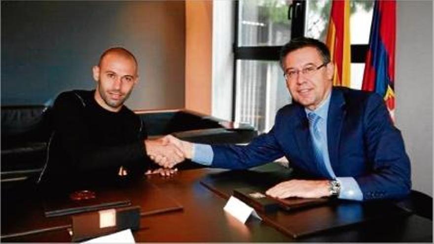 Javier Mascherano firma la seva renovació fins al 30 de juny del 2019 i Neymar ho farà divendres fins al 2021