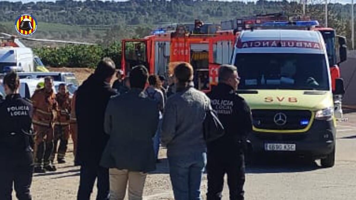 Despliegue de medios en la pirotecnia donde ha sufrido quemaduras un trabajador.