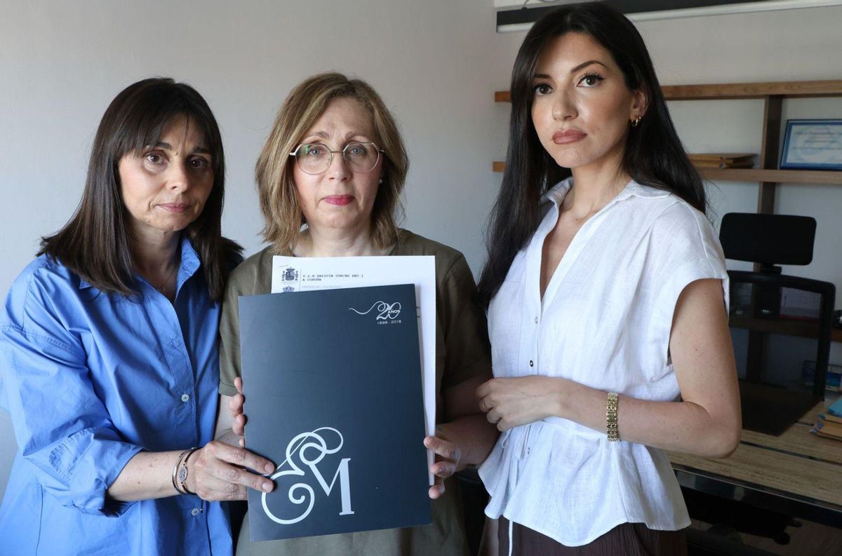 Las hijas de Manuel, junto a Rosalía Guillén, abogada del despacho Eugenio Moure Abogados, el bufete que ha ganado este caso ante el TSXG