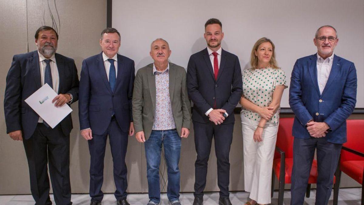 De izquierda a derecha, Francisco Caamaño, presidente de OSUR; Ángel Simón, presidente de Agbar; José María Álvarez, secretario general de UGT; Felipe Campos, consejero delegado de Aigües de Barcelona; Natalia Peiró, secretaria general de Cáritas, y Antoni Bruel, coordinador general de Cruz Roja.